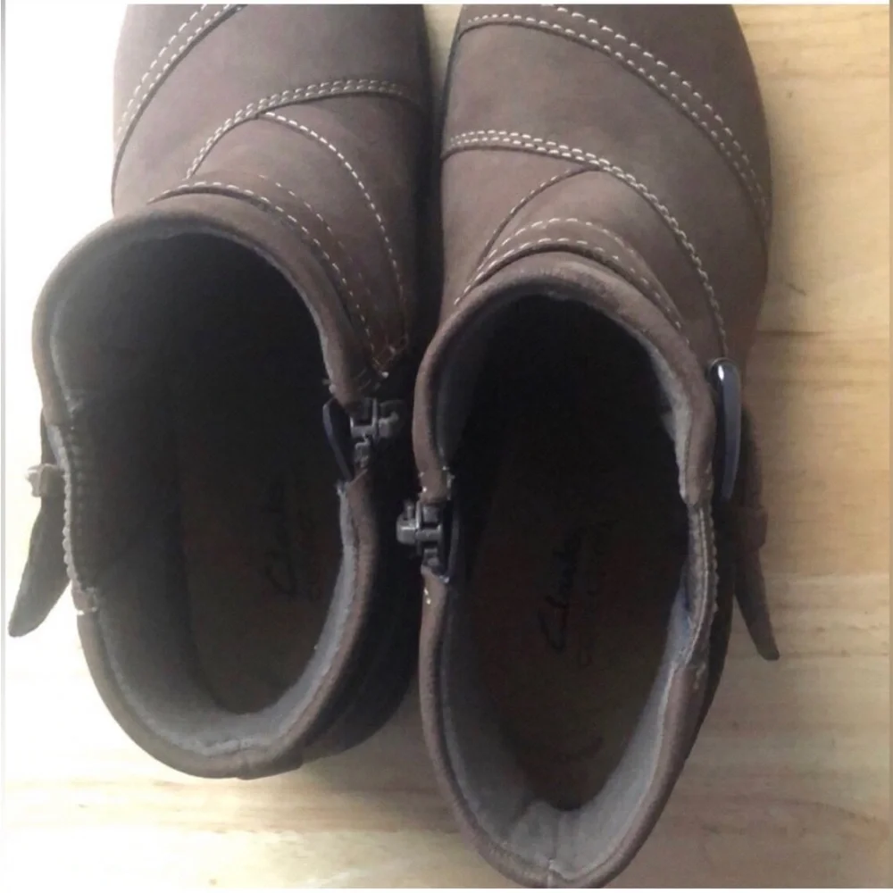 NWOT Clarks Collection Carleigh Dalia Ankle Boots Taupe Nubuck Leather 8.5 or 8